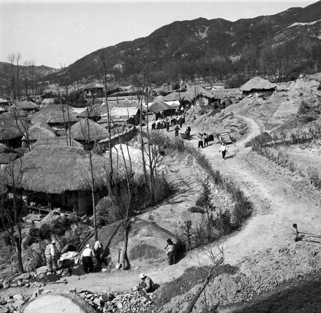 오수면 봉천마을 마을길 보수 1973